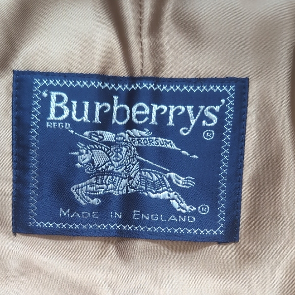 Burberrys Black Coat with Classic Plaid Lining - Picture 2 of 9